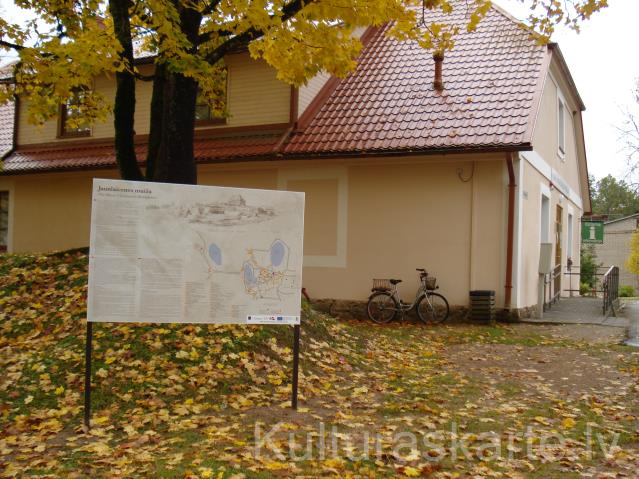 Izstāde parkā Jaunlaicenes muižas apbūve